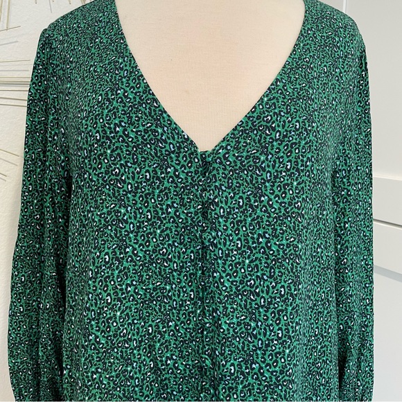 Sanctuary Noelle Animal Print Green and Black V Neck Blouse XL - Picture 5 of 10